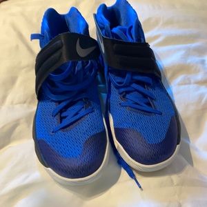 Kyrie Irving basketball shoes 8M